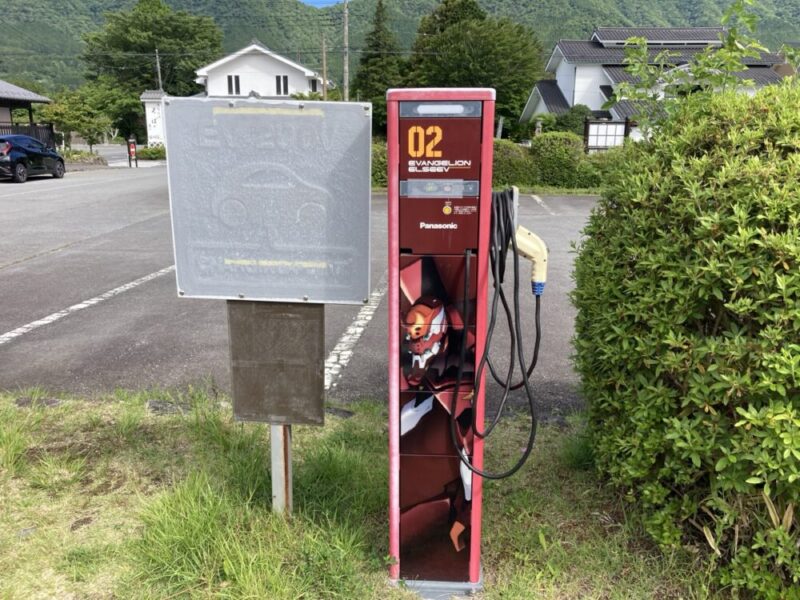 エヴァンゲリオンのデザインがされた電気自動車用充電スタンド