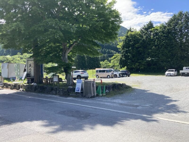 山のふもとの駐車場