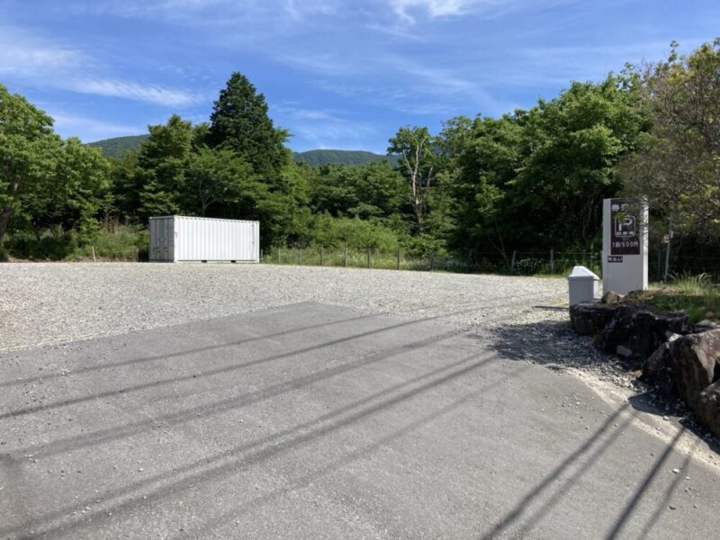 砂利の駐車場と白いコンテナ