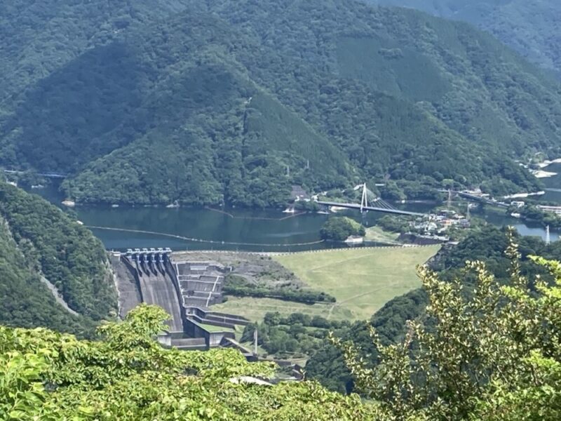 山々に囲まれたダム湖と吊り橋