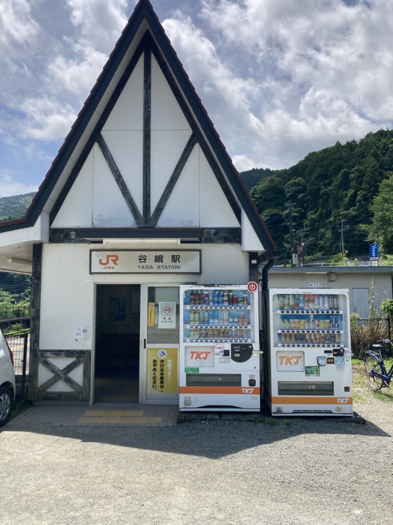 JR谷峨駅前に設置された自動販売機