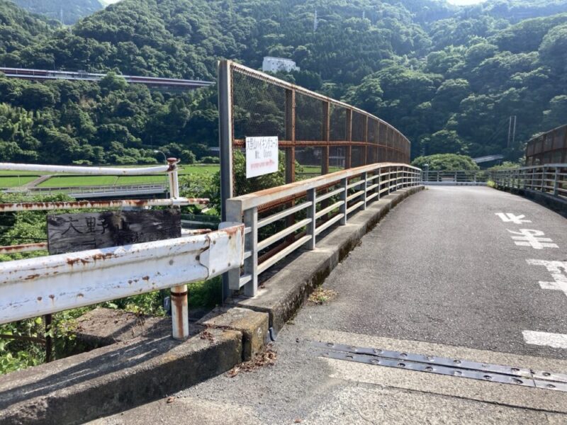 緑豊かな山道を走る橋の道
