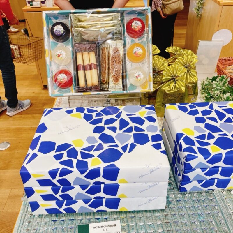 青と白の模様で包まれた箱に入ったカラフルなお菓子ギフト