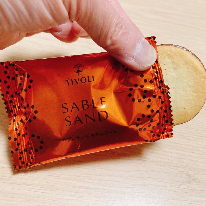 クッキーのパッケージを持つ手