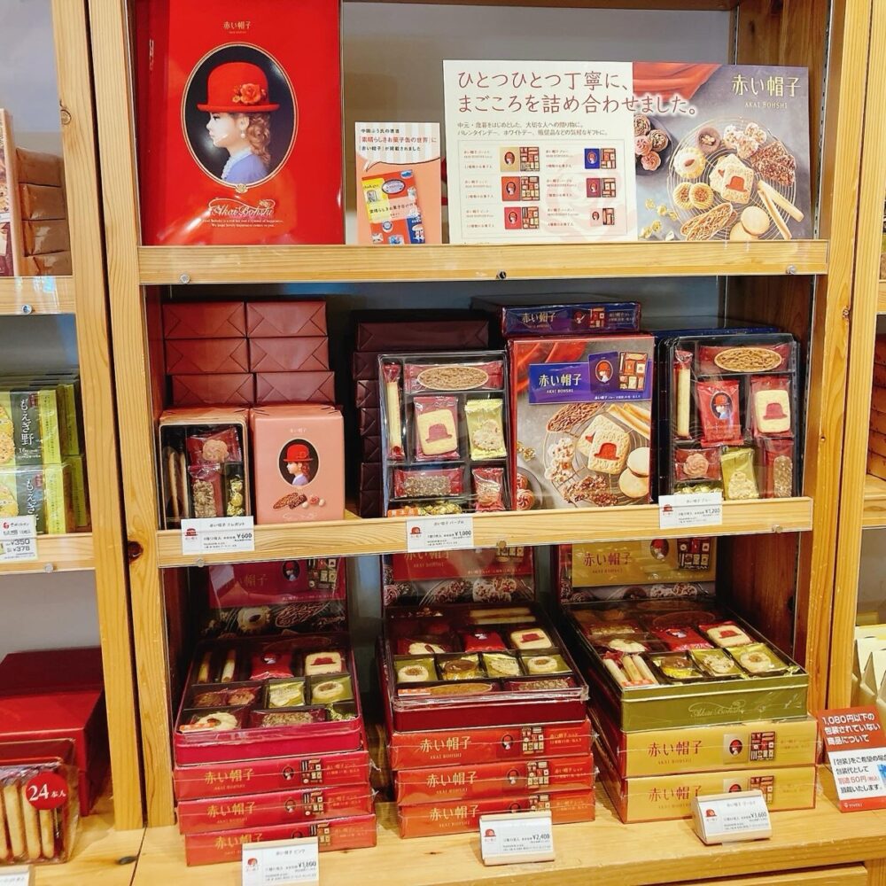 赤い帽子クッキーが並ぶ棚