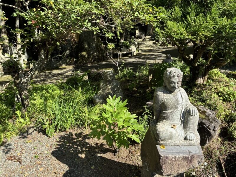 庭にある石でできたお地蔵さん