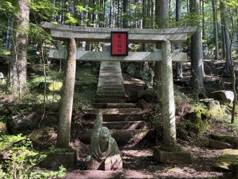 森の中にある石の鳥居と石段