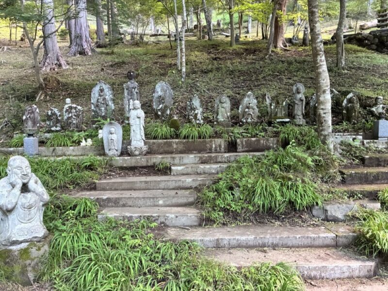階段の上の石仏群