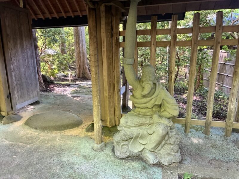 杖を持つ老人の石像