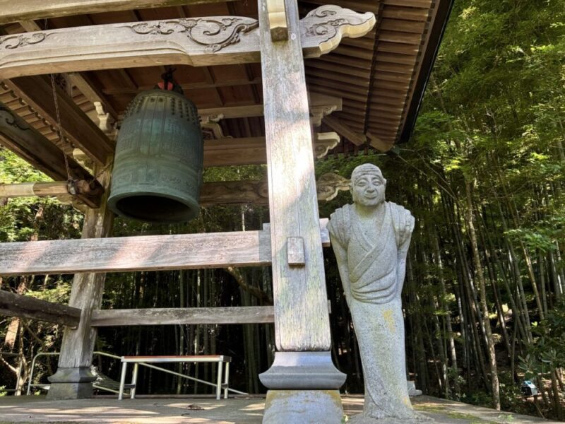 お寺の鐘と石像