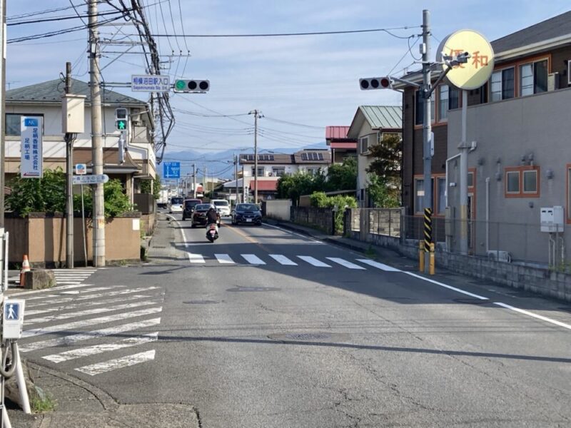 横断歩道のある交差点を右に曲がるバイク