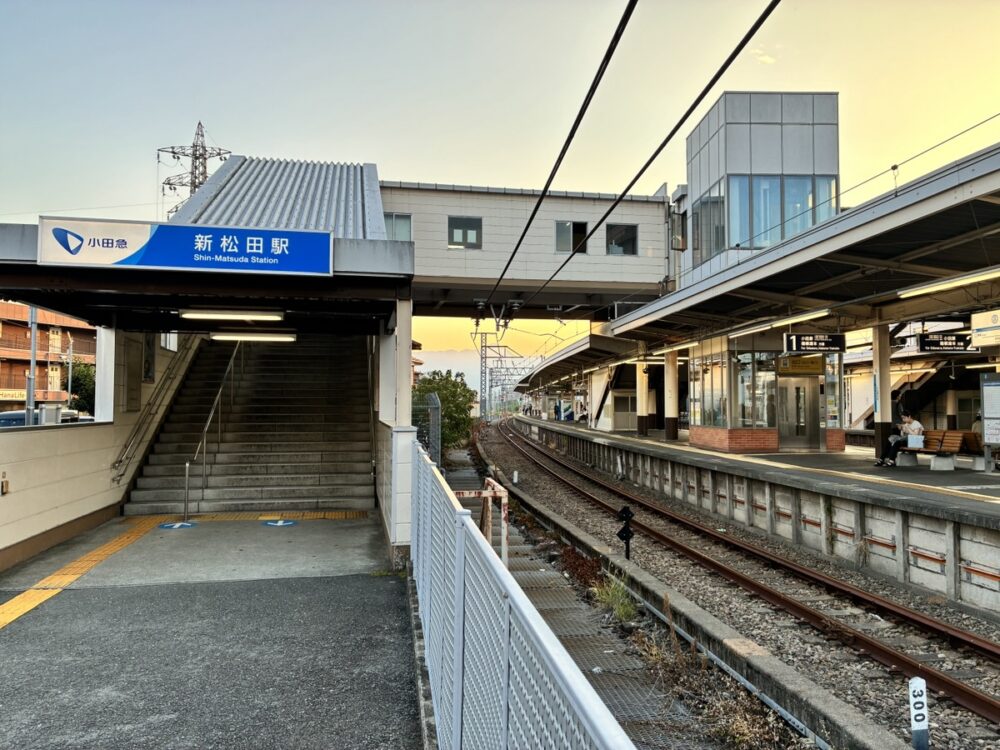 小田急新松田駅の階段とホーム、線路
