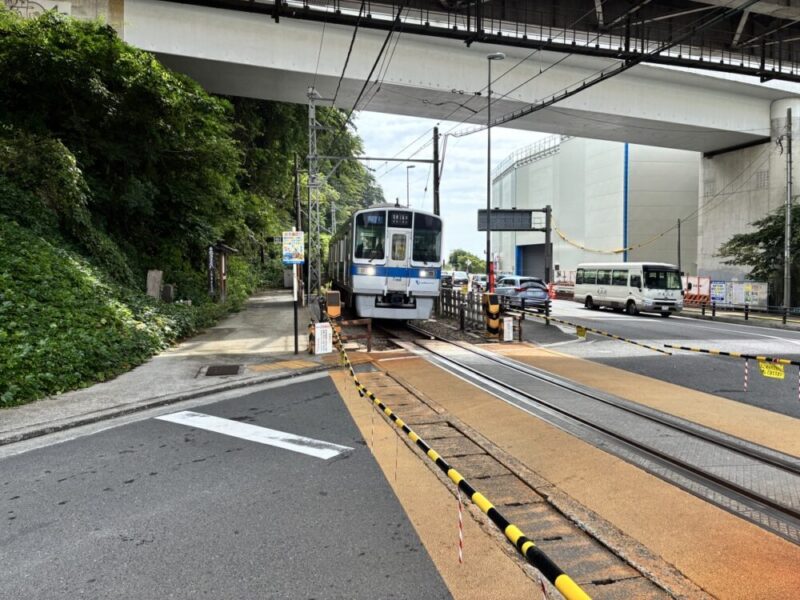 電車が道路の踏切を通過する様子