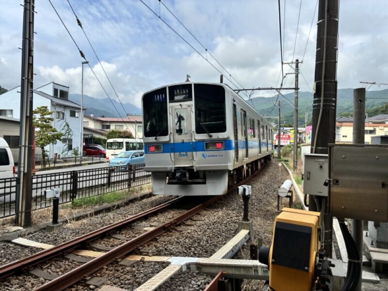 小田急線の電車が線路を走る様子