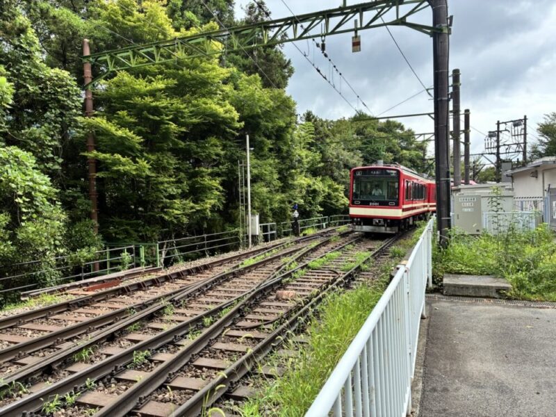 赤い電車が線路を走る風景