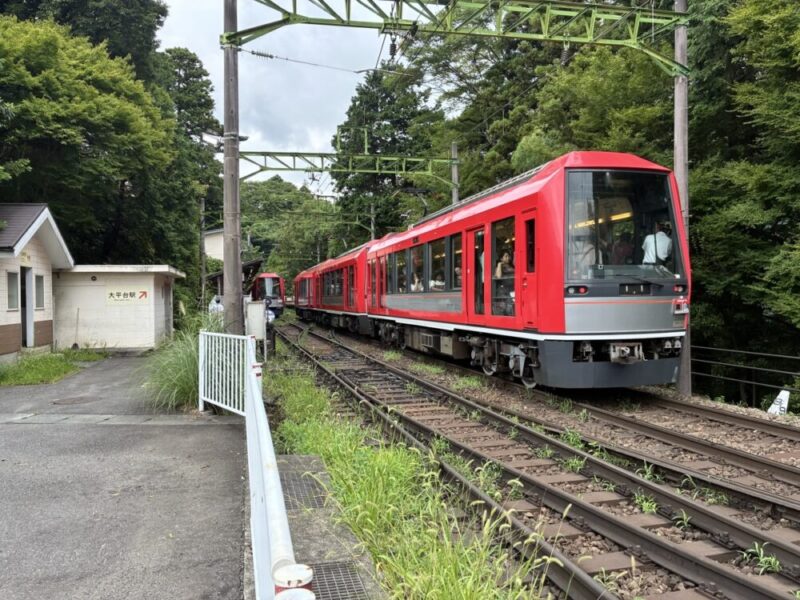 赤い箱根登山鉄道と大平台駅