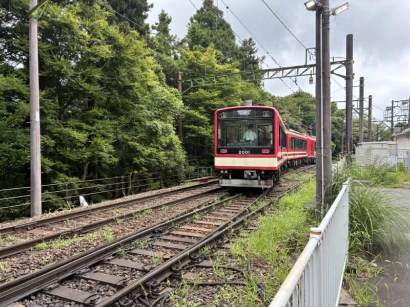 赤い電車が線路を走る様子