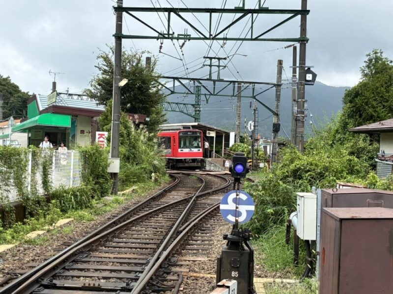 駅に停車する赤い電車