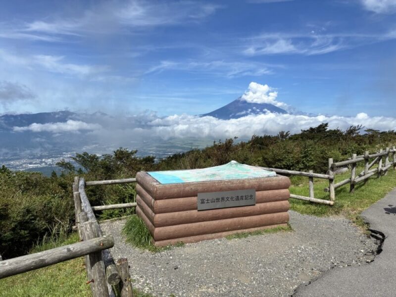 富士山世界文化遺産記念碑と雲に包まれた富士山 遠くの街並みを望む展望台の風景