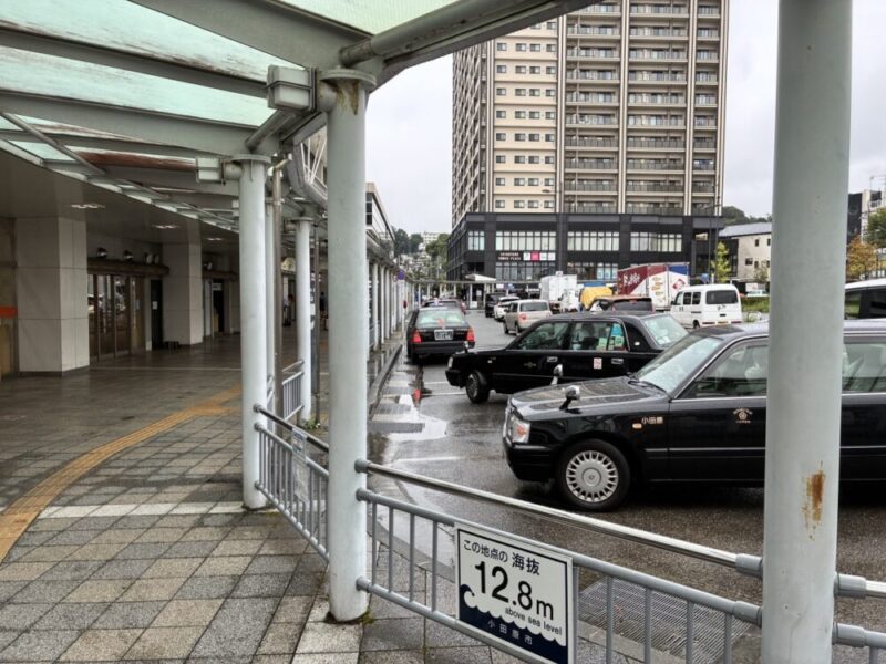 駅のタクシー乗り場と背の高い建物