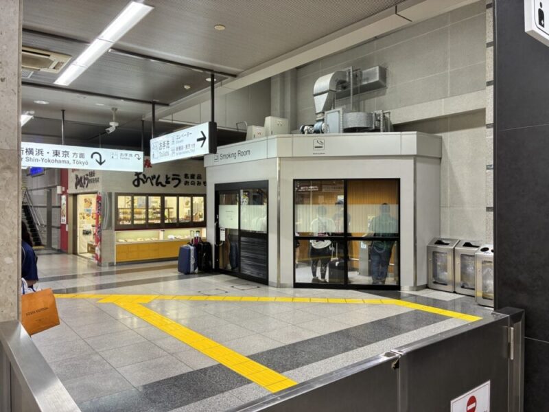 駅の喫煙所と売店