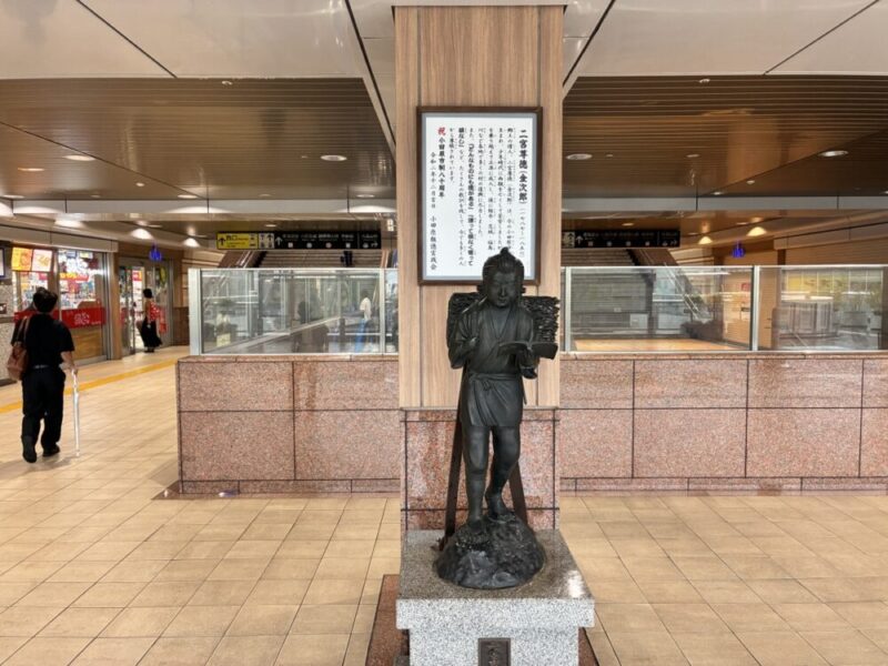 駅にある二宮金次郎の像