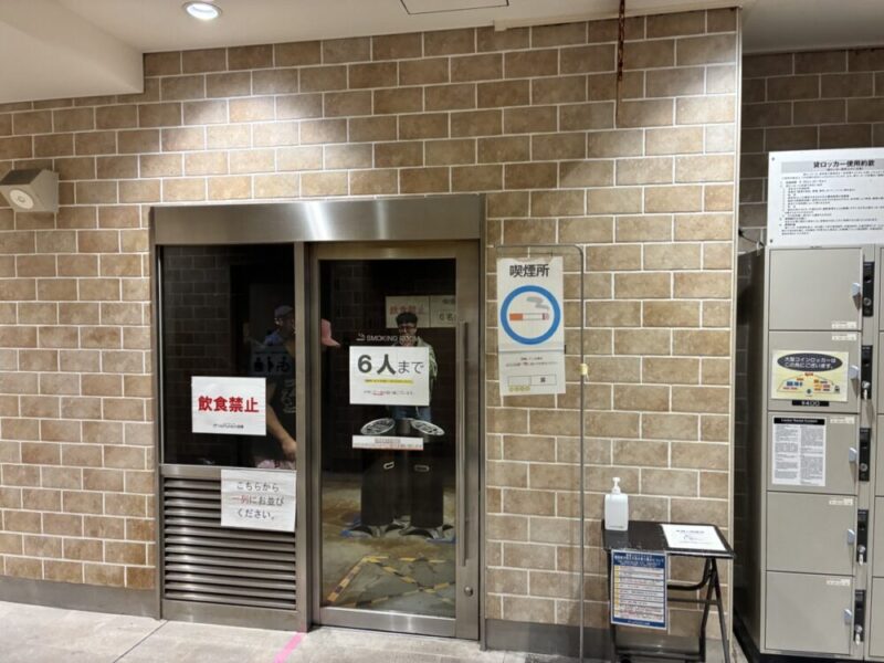 喫煙所の入り口