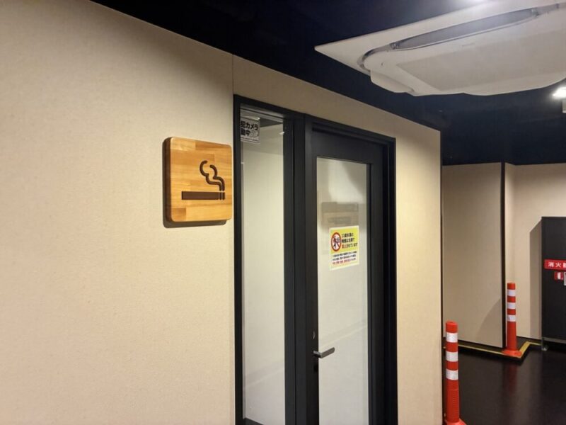 喫煙所の木製看板