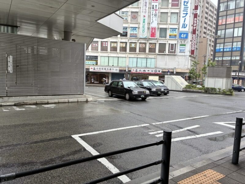 雨の日のタクシー乗り場