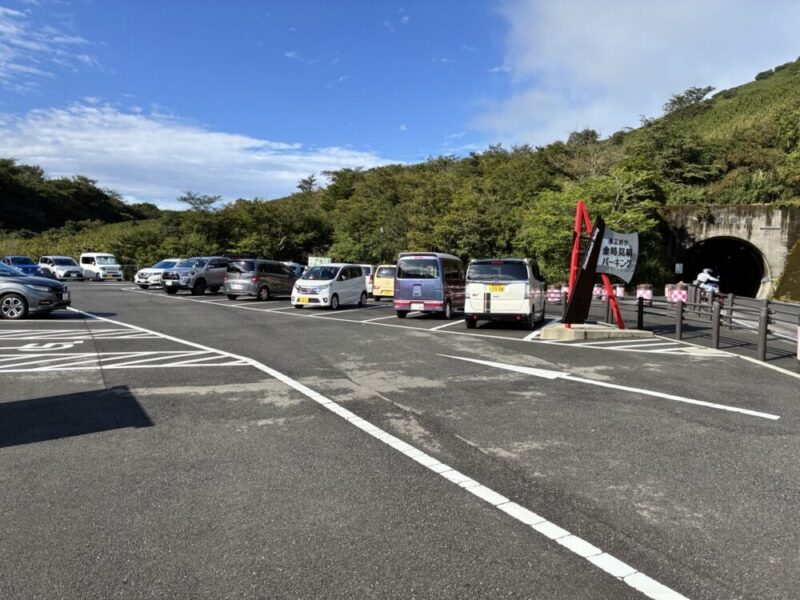 駐車場とトンネル