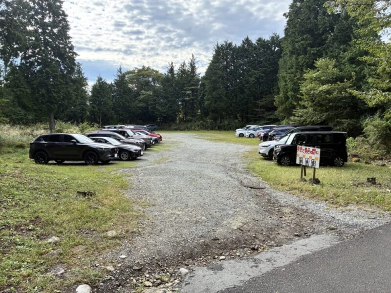 砂利の駐車場に止まった複数の車