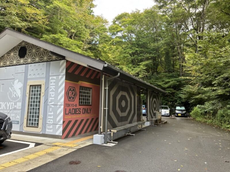 エヴァンゲリオン風デザインの女性用トイレ外観