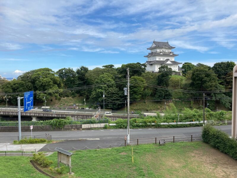 丘の上の白いお城