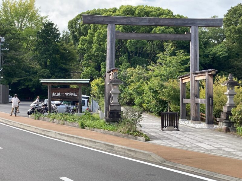 道路沿いにある茅葺二宮神社の入り口