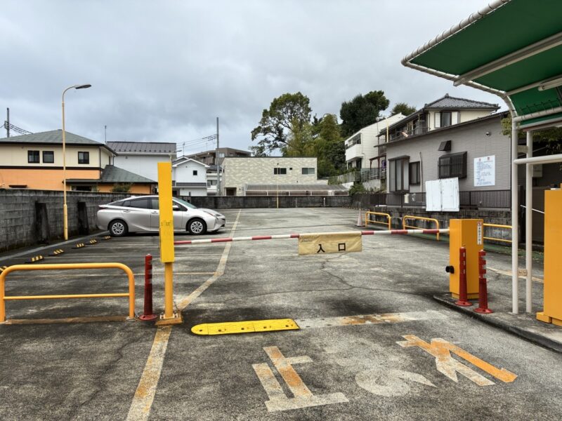 入り口ゲートがある駐車場