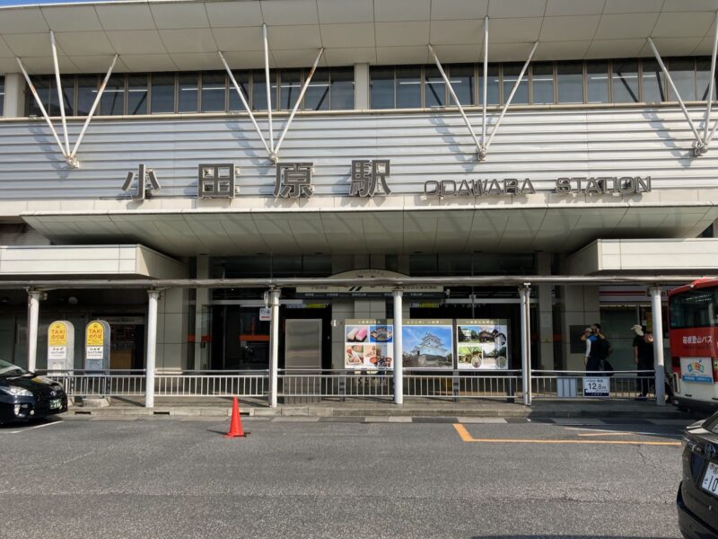 夕暮れ時の情緒ある小田原駅東口広場と、ペデストリアンデッキから見える街並みの景観