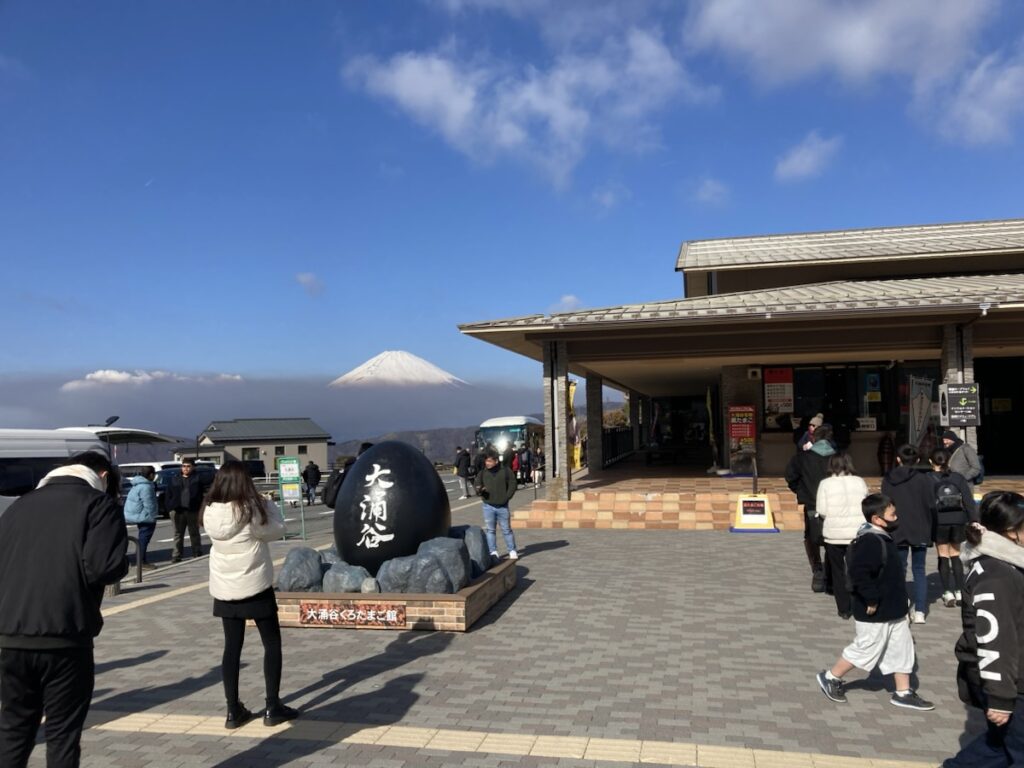 大涌谷の黒たまごのオブジェと観光客、背景に富士山