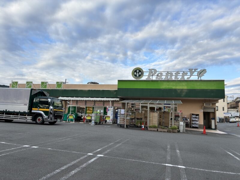 箱根山中の夜のコンビニで起きる異常な品薄状態の棚