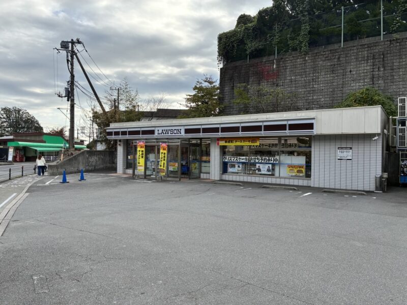 郊外にあるローソンの店舗