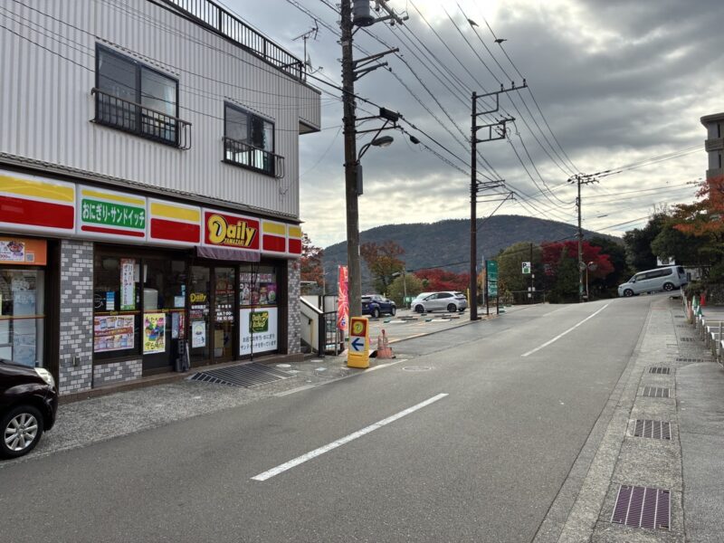 デイリーヤマザキと山がある風景