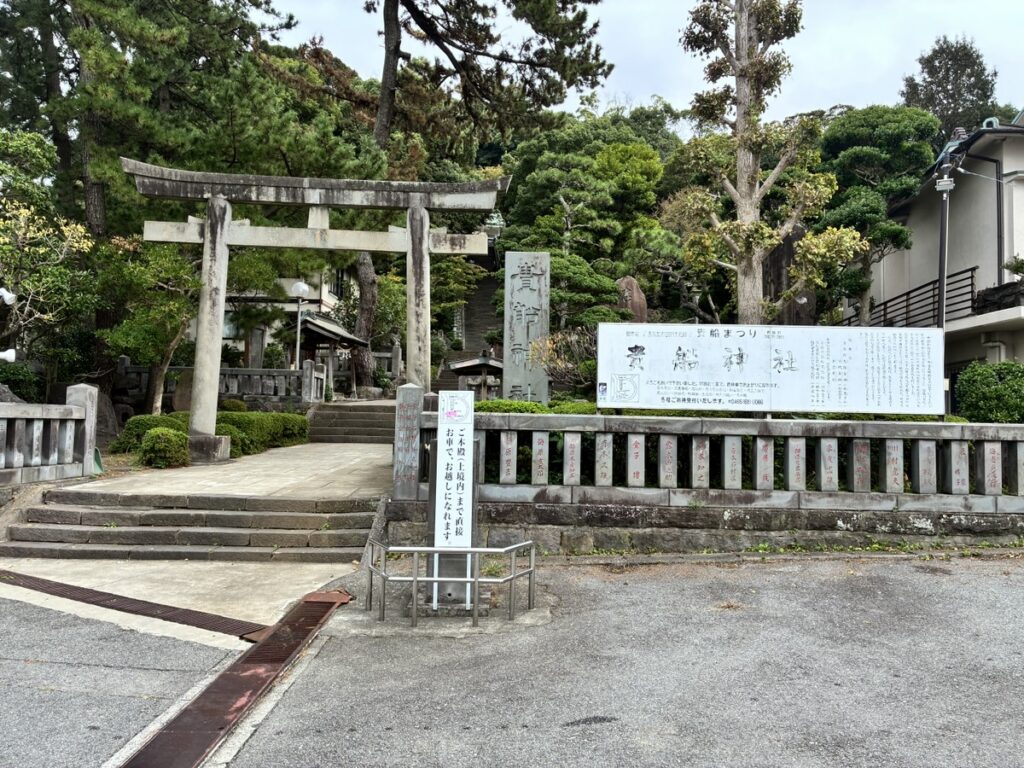 貴船神社の石の鳥居と石段まつりの案内がある境内入口の風景