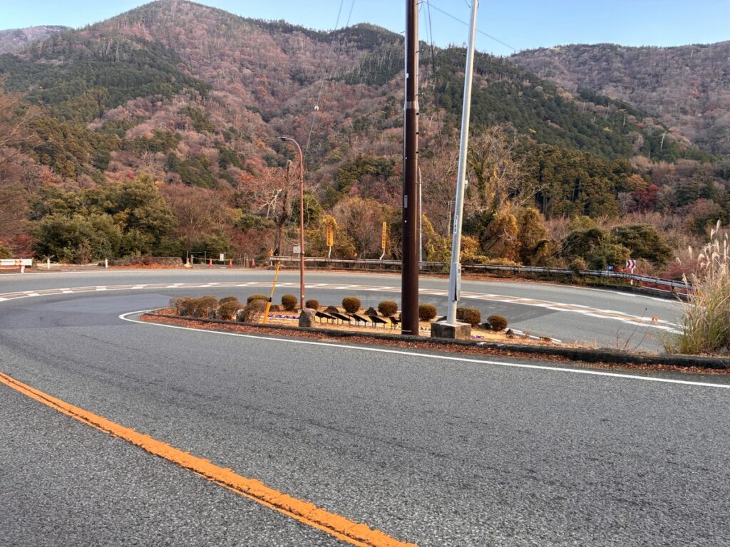 秋の山中のヘアピンカーブ道路