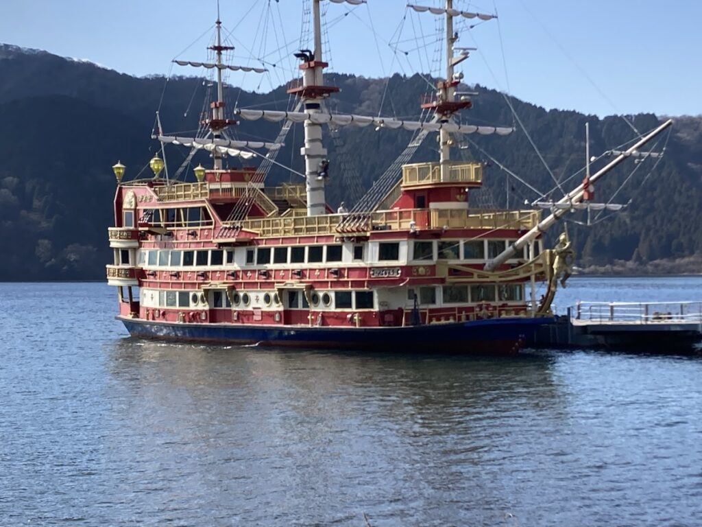 湖に浮かぶ赤い海賊船風観光船