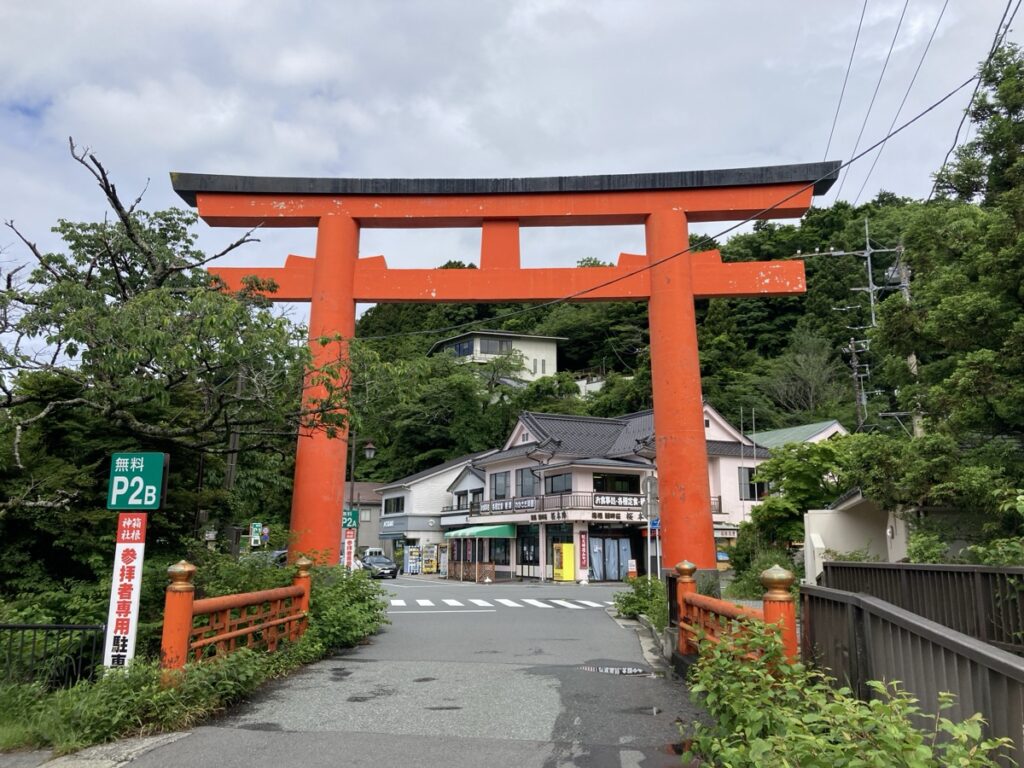 元箱根港の定番観光スポット、芦ノ湖に浮かぶ箱根神社の平和の鳥居