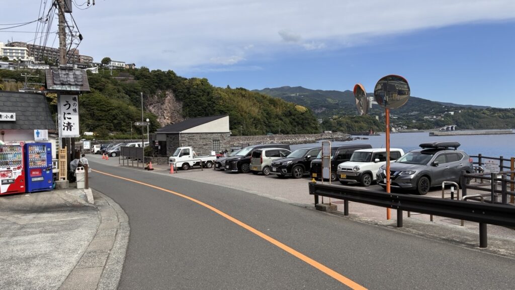 目の前が海に面している琴ヶ浜海岸駐車場のロケーション