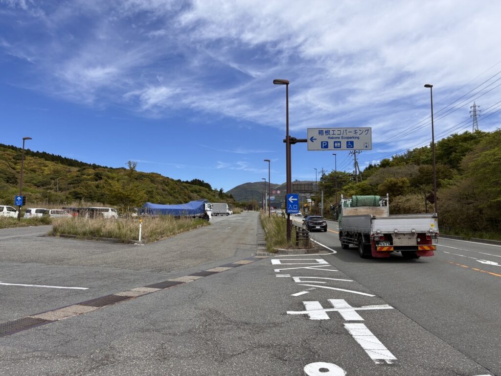 常に混雑し傾斜もある無料仮眠スポット「道の駅 箱根峠」