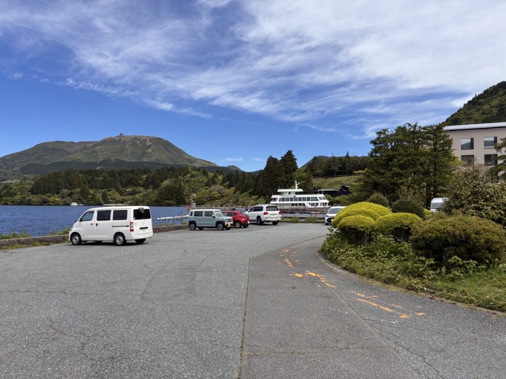 芦ノ湖P12駐車場の下部にある強烈な傾斜の様子