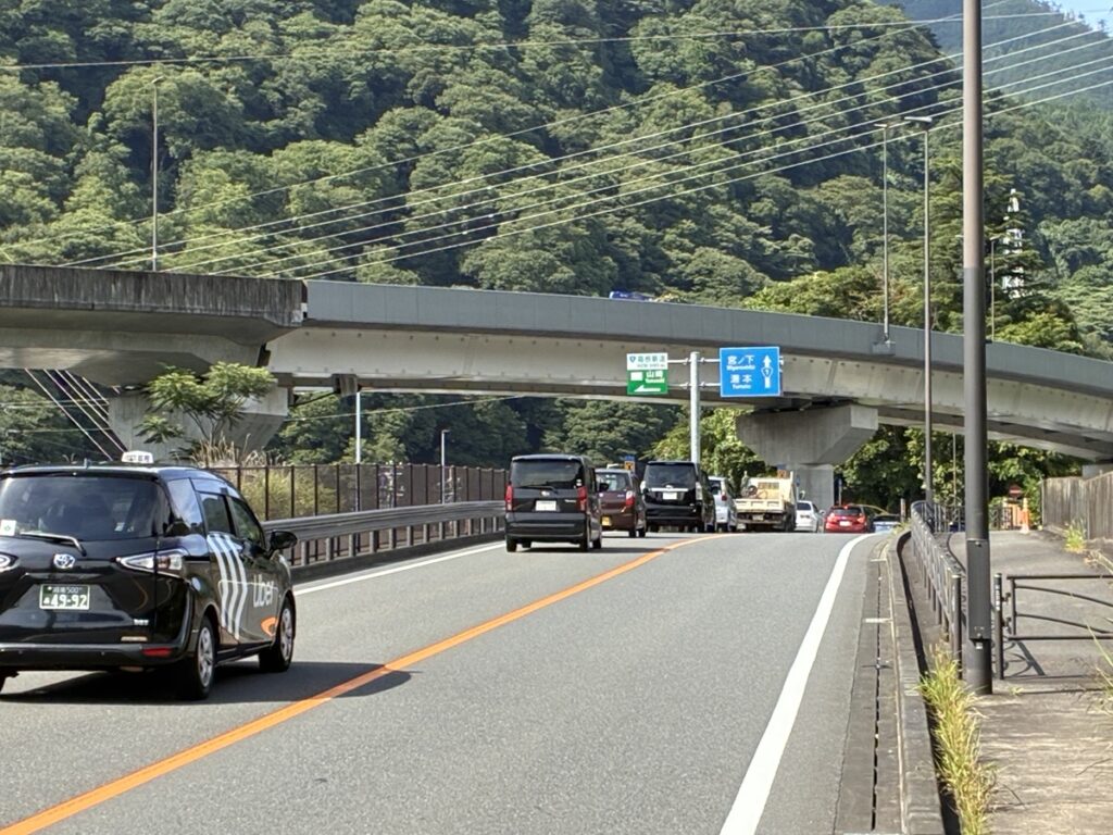 山肌を這うように急カーブが連続する、箱根旧街道・七曲り区間の狭隘道路