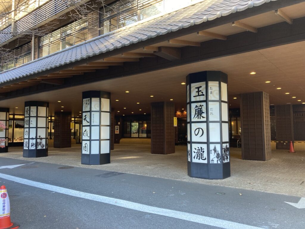 天成園のハイルーフ車や大型SUVも安心な平面駐車スペース