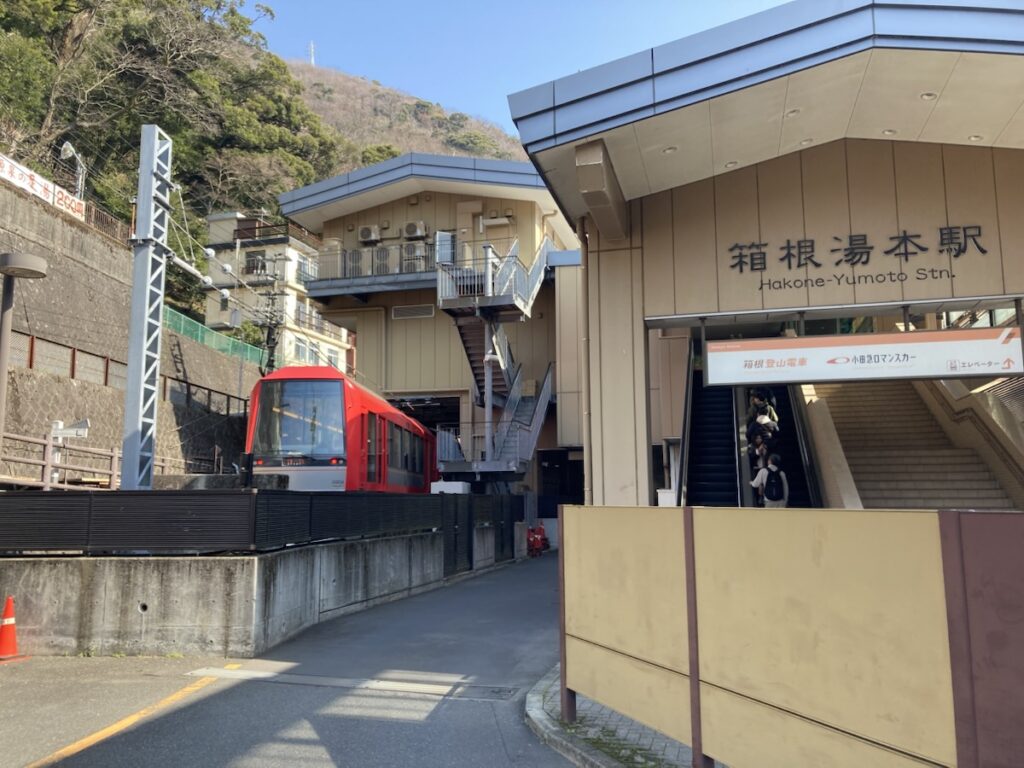 箱根湯本駅前の活気ある温泉街とアクセスの玄関口